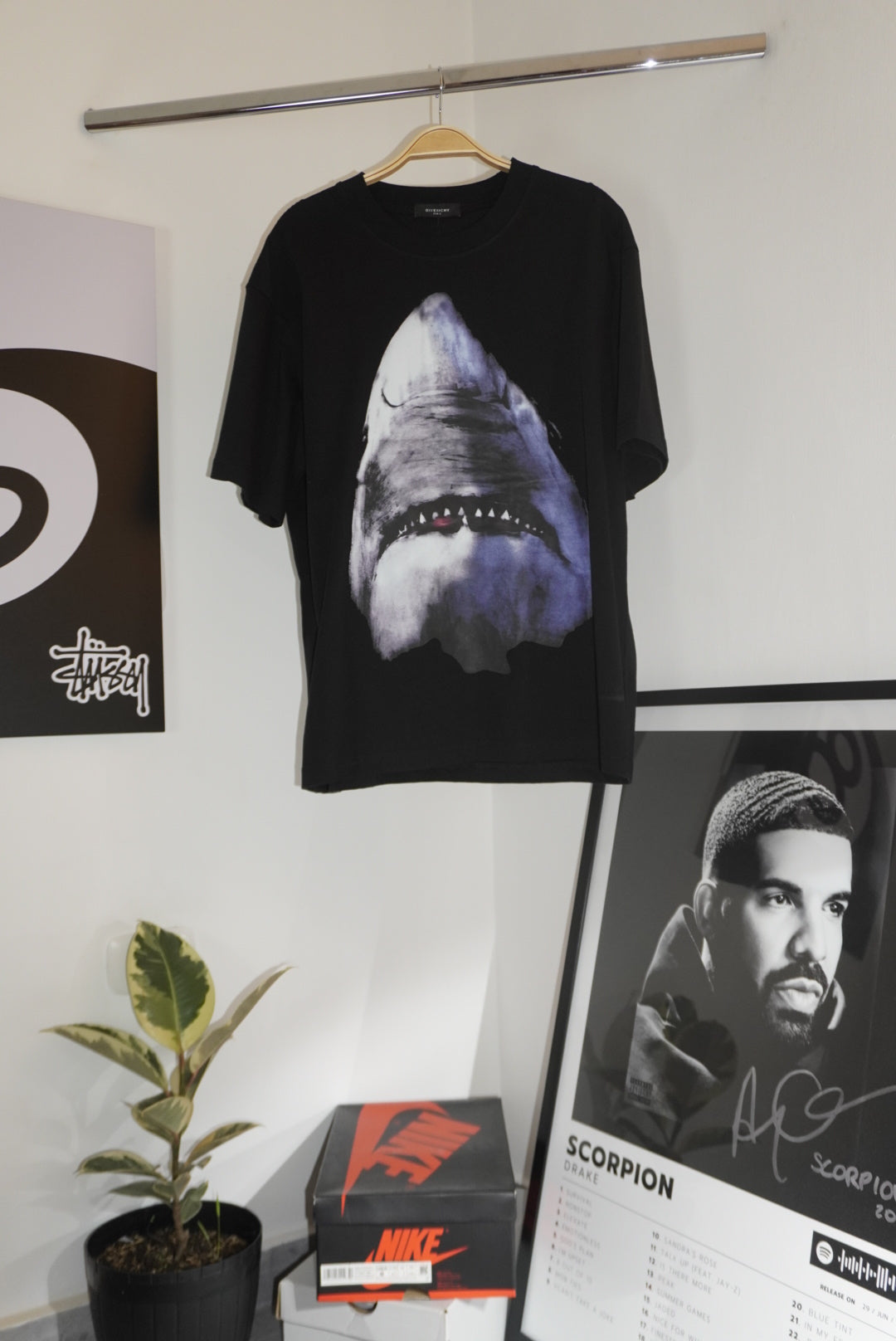 Givenchy Shark (L)