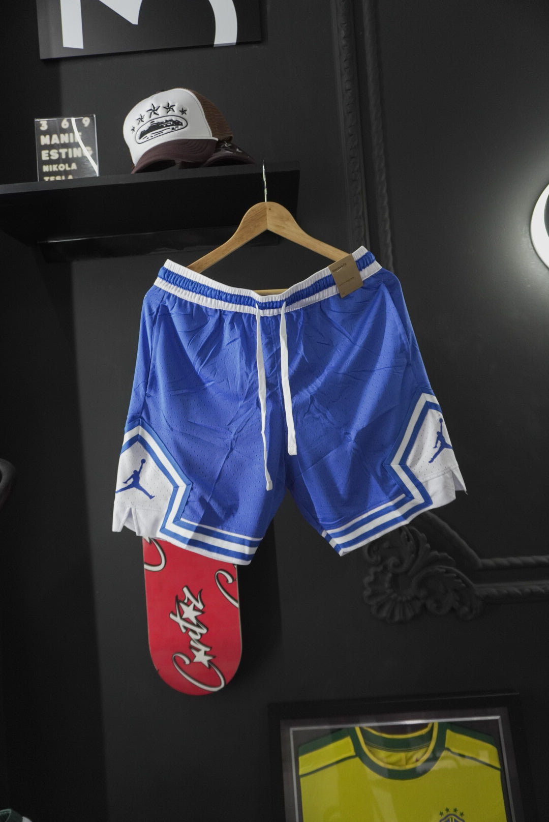 Jordan Blue (L )