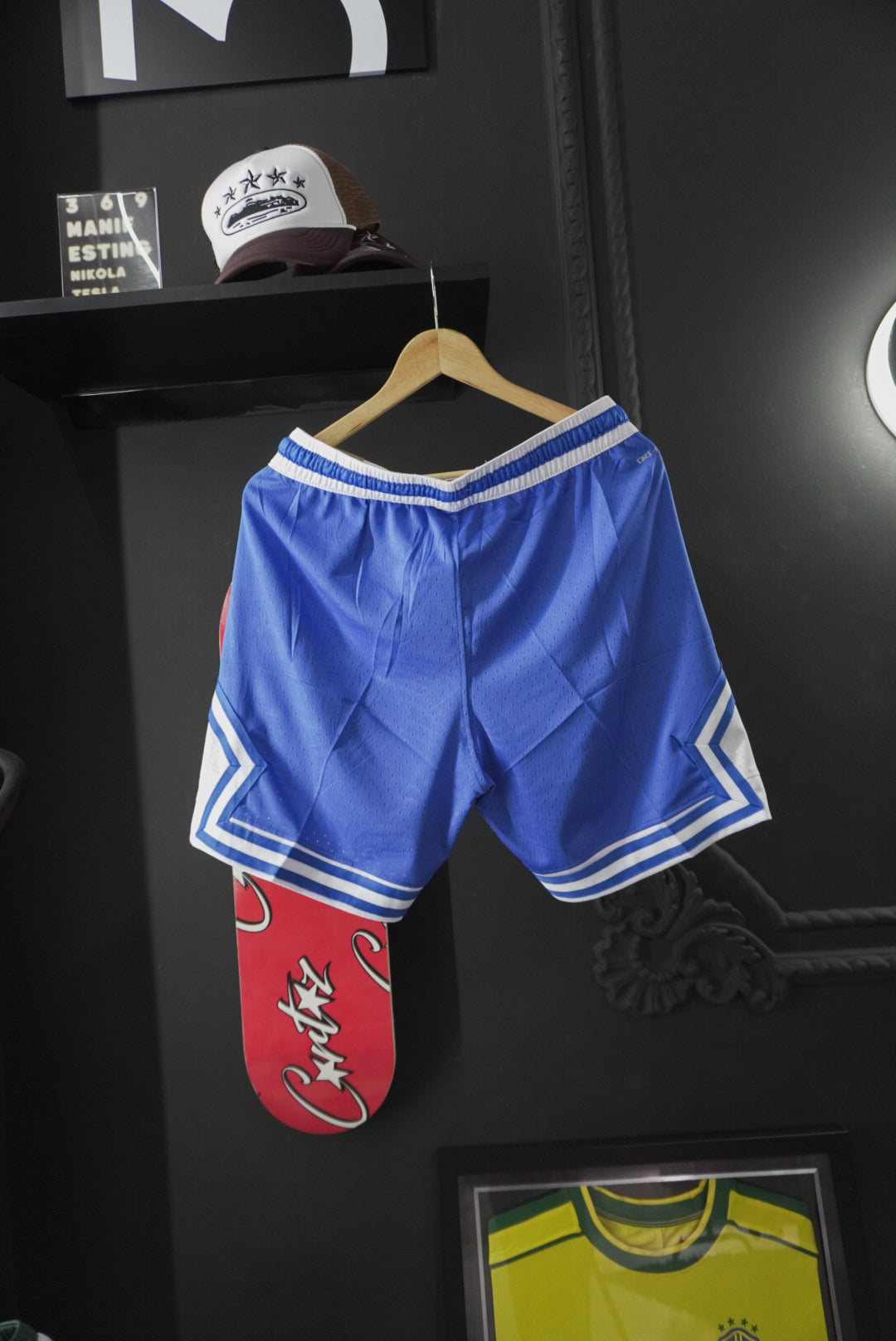 Jordan Blue (L )