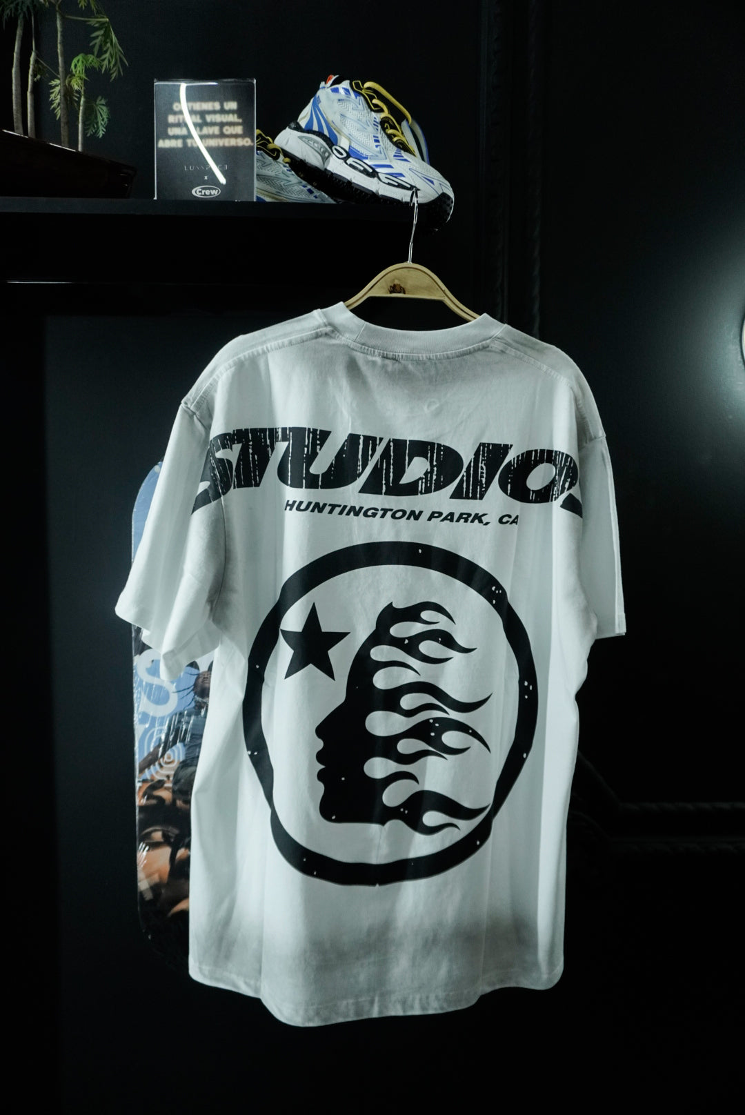 Studios white (L)
